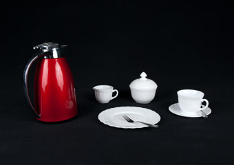 Gedeck Kaffee und Kuchen mit Thermoskanne, Milchkännchen und Zuckerdose
