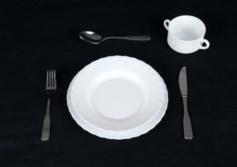 Geschirr und Besteck für Mittag- und Abendessen