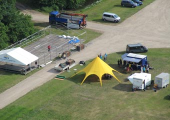 Luftbild mit gelber Zeltspinne